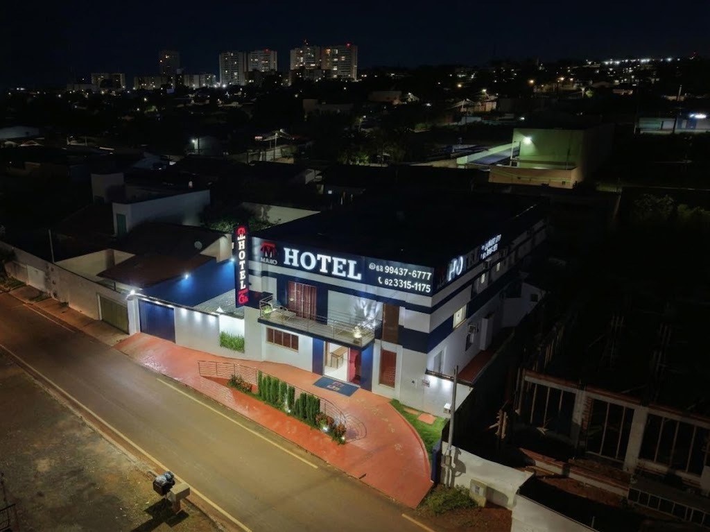 Fachada noturna do Maro Hotel